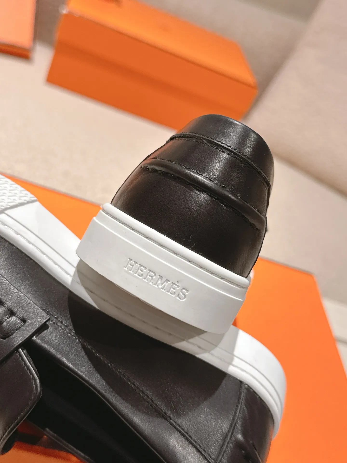 Men's men's shoes P620! Hermes# Thick Sole Couple Loafers These lace-up free sneakers in calfskin and washed denim feature signature "H" details. The design is simple and smooth, creating a fashionable urban look. It is comfortable and versatile. H family classics are not outdated, and the delivery counter is beautifully packaged🛍📦 Fabric: Original customized washed denim/first-layer cowhide Lining: Imported soft sheepskin Sole: Original open-molded anti-slip TPU material Size: 35-45